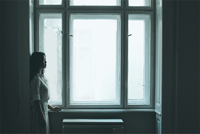 mujer frente a la ventana